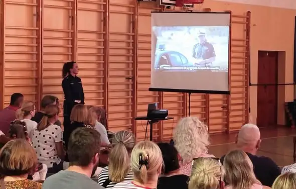 Policja w Piszu edukuje uczniów i rodziców w ramach akcji „Bezpieczna droga do szkoły”