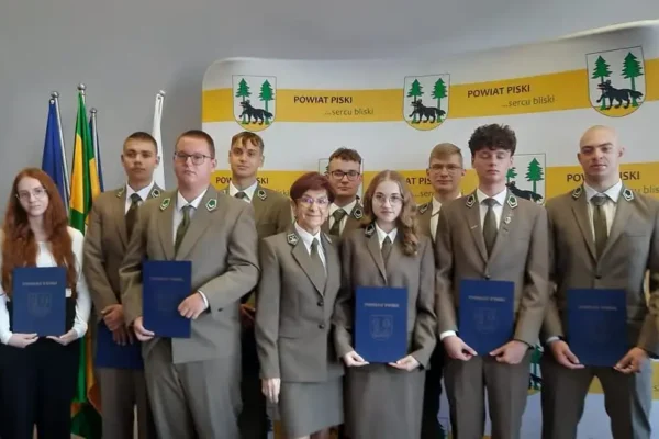 12 uczniów Zespołu Szkół Leśnych w Rucianem-Nidzie otrzymało stypendia Starosty Piskiego
