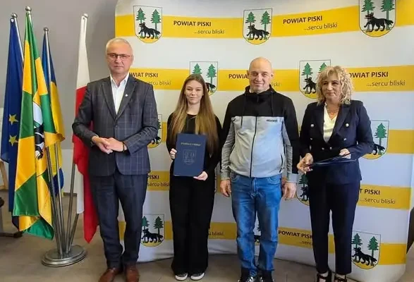 Stypendia Starosty Piskiego wręczone. Wśród nagrodzonych uczniowie z Białej Piskiej