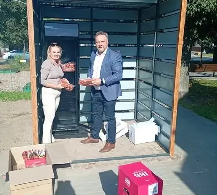 Lodówka społeczna w Białej Piskiej już działa – dzielmy się żywnością