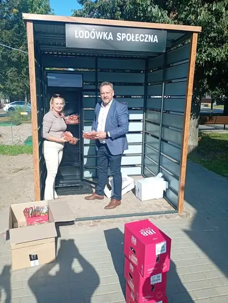 Lodówka społeczna w Białej Piskiej już działa – dzielmy się żywnością