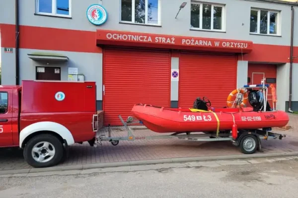 OSP Orzysz wzbogaciła się o łódź ratowniczą – pełny zakres ratownictwa wodnego